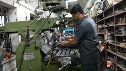 Machining on the milling machine.