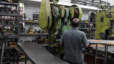 Punching parts on the power press.